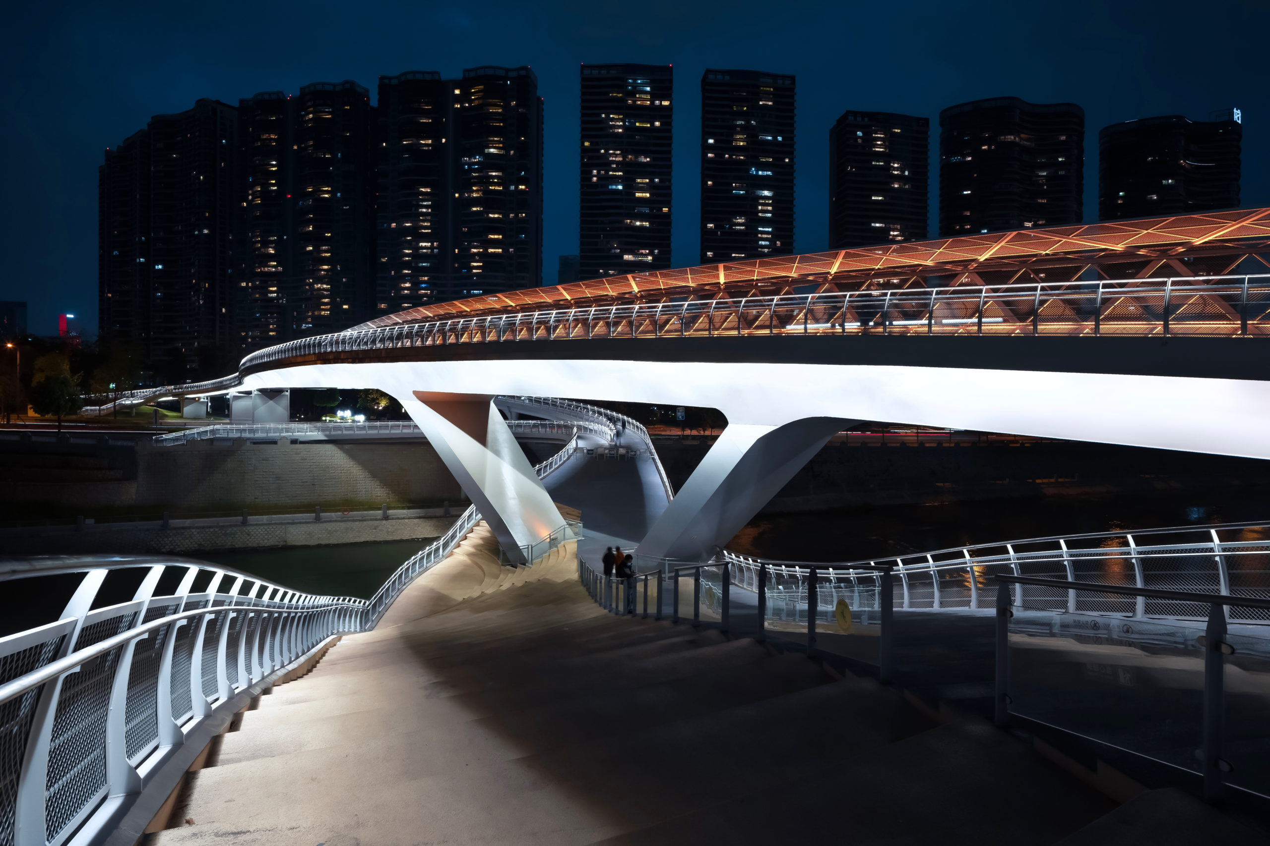 五岔子大橋 Wuchazi Bridge Night View showing the Stairs