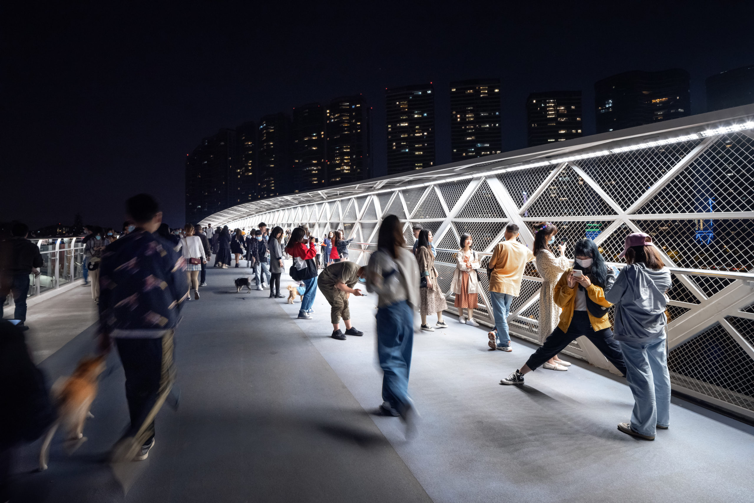 五岔子大橋 Wuchazi Bridge night view showing people on the bridge