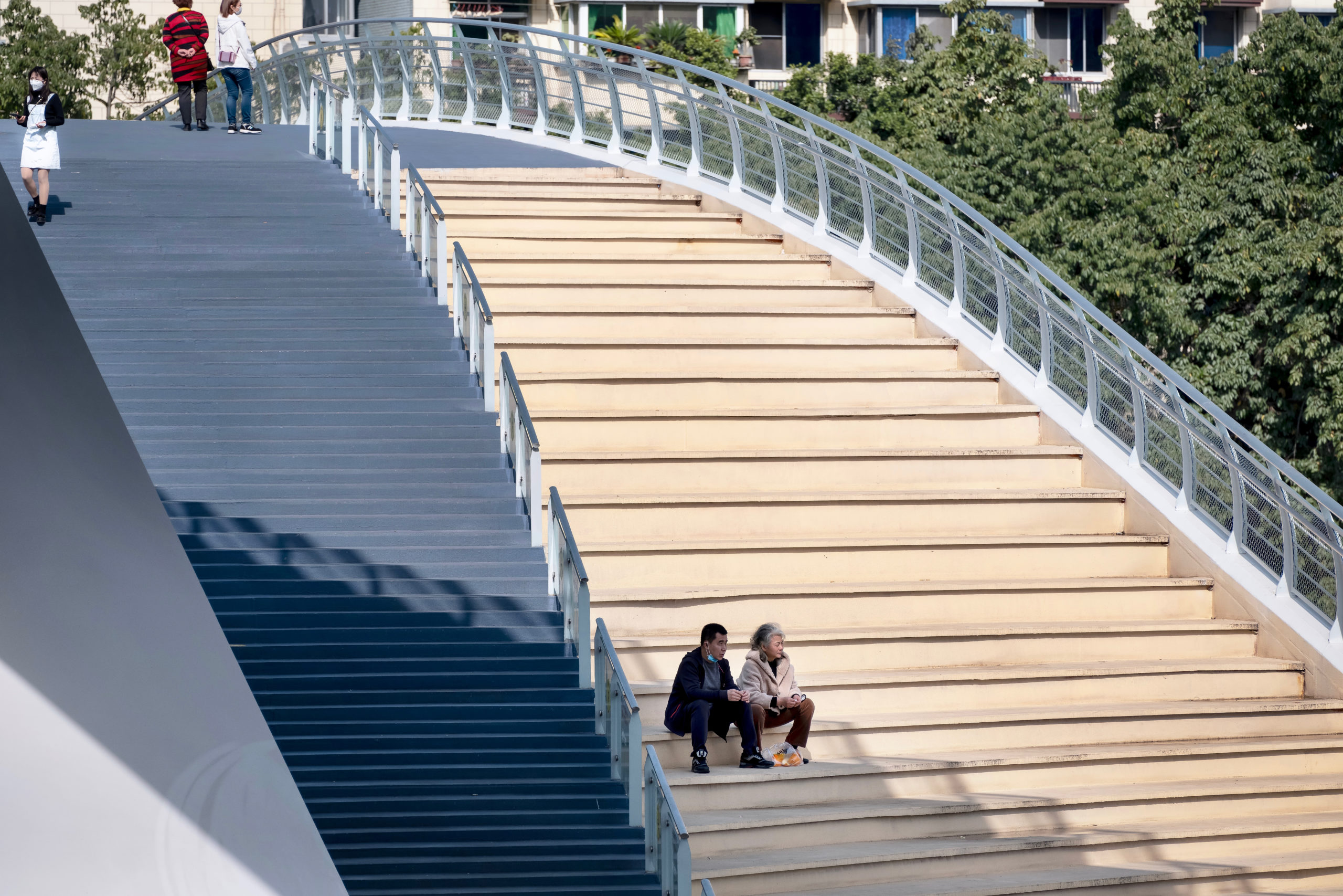 五岔子大橋 Wuchazi Bridge day view showing people on the stairs